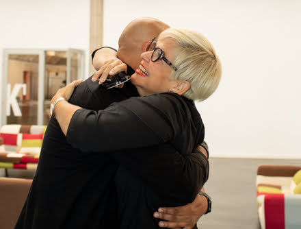 Alumnos del CIB celebrando con un abrazo