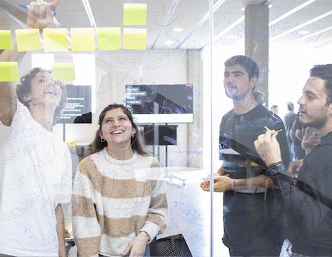 Alumnos trabajando lateral skills en el Aula activa.