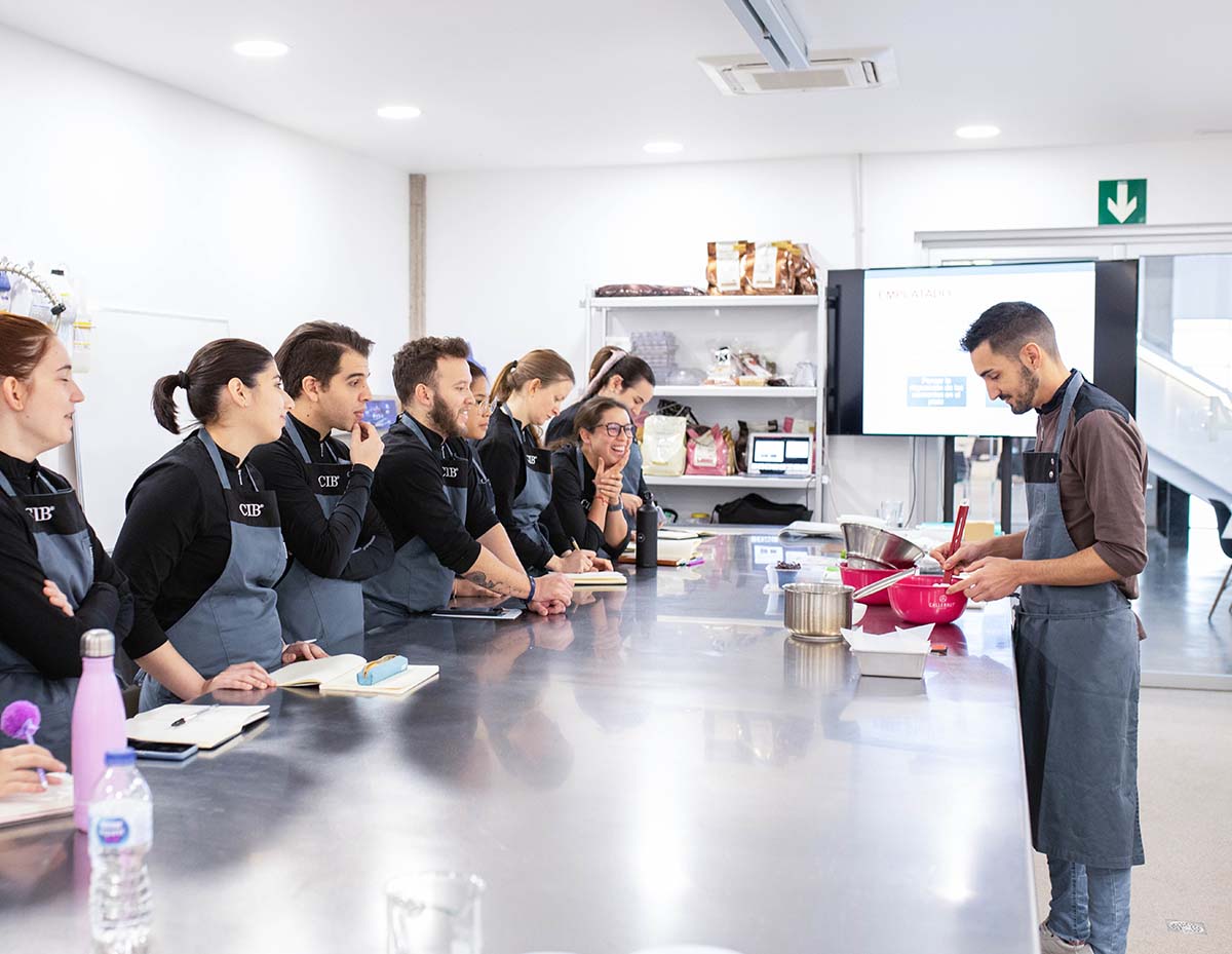 Obrador del Culinary Institute of Barcelona con alumnos haciendo bombones