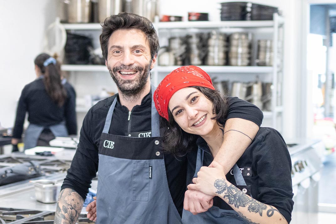 Profesor explicando a alumna en un curso de cocina profesional en el CIB