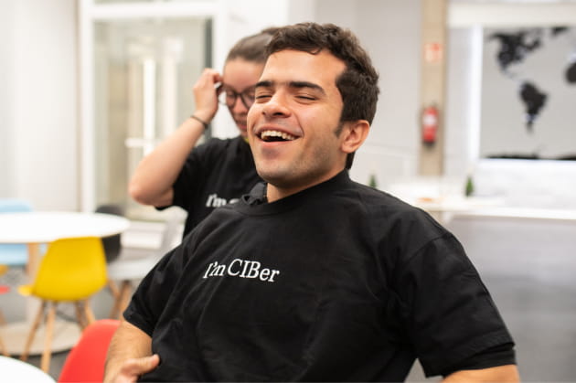 Alumno del Culinary Institute of Barcelona riéndose